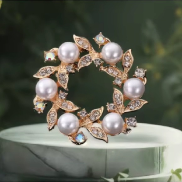 Anthropologie Jewelry - Elegant Gold and Pearl Brooch.